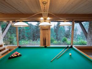 Biliár nebo kulečník v ubytování Chalet cosy avec jacuzzi, billard, wifi et animaux admis pour 8 personnes - FR-1-836-32