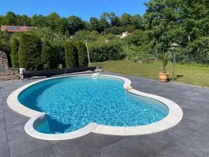 - une grande piscine dans une cour dans l'établissement Gîte spacieux avec piscine et terrasse en village - FR-1-589-637, à Hennecourt