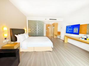 Ένα ή περισσότερα κρεβάτια σε δωμάτιο στο Holiday Inn Express Changzhou Centre by IHG