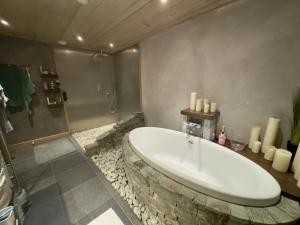 Vannituba majutusasutuses Chalet de Standing 5 Chambres avec Jacuzzi et Parking - FR-1-836-51 +21 fotot