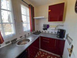 Η κουζίνα ή μικρή κουζίνα στο Appartement lumineux T2 avec Wi-Fi et lave-linge, centre La Roche-Posay - FR-1-541-182 +2 φωτογραφίες