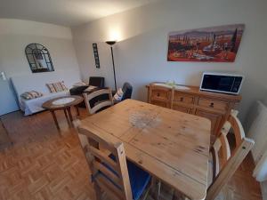 Μια τηλεόραση ή/και κέντρο ψυχαγωγίας στο Appartement lumineux T2 avec Wi-Fi et lave-linge, centre La Roche-Posay - FR-1-541-182