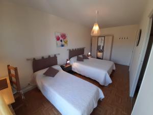 Ένα ή περισσότερα κρεβάτια σε δωμάτιο στο Appartement lumineux T2 avec Wi-Fi et lave-linge, centre La Roche-Posay - FR-1-541-182