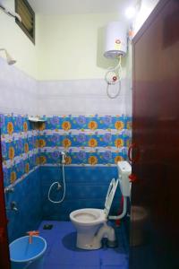 ein Badezimmer mit WC in einem blauen Bad in der Unterkunft Balaji home stay in Puducherry + 16 Fotos