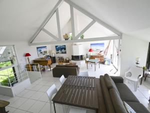 ein Wohnzimmer mit Sofa und Tisch in der Unterkunft Maison spacieuse à 400m de la plage des Govelins, vue mer - FR-1-639-138 in Saint-Gildas-de-Rhuys