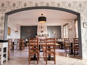 ein Esszimmer mit Tisch und Stühlen in der Unterkunft Chambres d'hôtes avec petit déjeuner inclus, parking, près des Châteaux et du Zoo de Beauval - FR-1-591-770 in Fontguenand