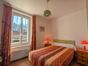 une chambre avec un lit et une fenêtre dans l'établissement Moulin de Charme au Cœur du Berry, Proche Étang et Châteaux - FR-1-591-769, à Chabris