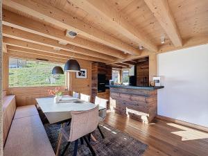 Una cocina o cocineta en Duplex neuf avec terrasse face au Mont Blanc, 3 chambres et mezzanine, à 3 km du centre de Combloux - FR-1-560-65