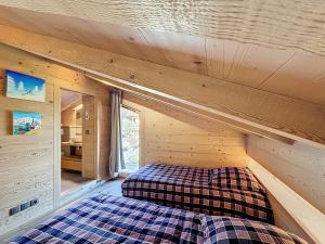 Una cama o camas en una habitación de Duplex neuf avec terrasse face au Mont Blanc, 3 chambres et mezzanine, à 3 km du centre de Combloux - FR-1-560-65
