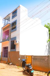 ein Motorroller, der vor einem Gebäude geparkt ist in der Unterkunft Balaji home stay in Puducherry