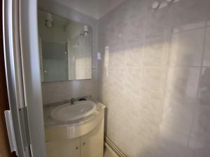 ein Badezimmer mit Waschbecken und Spiegel in der Unterkunft Charmant T2 en Centre-ville avec Balcon et Wi-Fi proche des Thermes – La Roche-Posay - FR-1-541-77 in La Roche-Posay + 2 Fotos