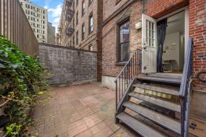 un escalier menant à une porte d'un bâtiment en briques dans l'établissement The Nook Hook NYC, à New York 3 autres photos