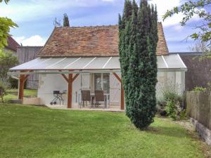 Ce cottage dispose d'un kiosque dans la cour. dans l'établissement Charmante longère 80m² à 6km des Thermes - Terrasse, Jardin, Barbecue, Animaux acceptés - FR-1-541-31, à La Roche-Posay