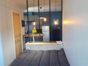 ein Zimmer mit einem Bett und einem Tisch darin in der Unterkunft Studio central avec Wi-Fi proche des Thermes de La Roche-Posay - FR-1-541-82 in La Roche-Posay