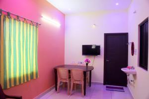 ein Esszimmer mit Tisch und Spüle in der Unterkunft Balaji home stay in Puducherry