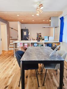 ein Esszimmer mit Tisch und Stühlen in der Unterkunft 鎌倉江の島 腰越駅徒歩3分海まで5分 2025年新築貸切一戸建て in Kamakura