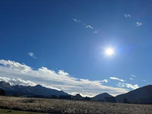 ein blauer Himmel mit der Sonne mitten auf einem Feld in der Unterkunft Chalet atypique de charme pour 6 pers - FR-1-761-33 in Villard-de-Lans