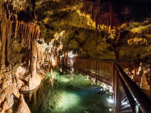 - une piscine d'eau dans une grotte dans l'établissement Appartement T3 à Formiguères - 6 pers., cheminée, véranda, parking - Proche commerces et pistes - FR-1-758-16, à Formiguères