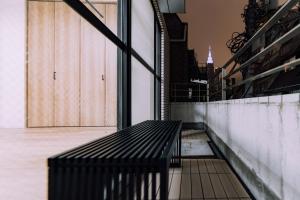 Un banco negro situado en el medio de una habitación. en Showa Bloom Shinjuku 3, en Tokio