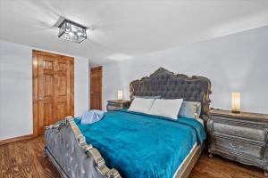 Ένα ή περισσότερα κρεβάτια σε δωμάτιο στο Cozy Farmhouse - Fireplace, Backyard, BBQ, Games - 3 MIN TO CAMELBACK