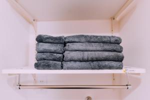 un montón de toallas en un estante en un baño en Showa Bloom Shinjuku 3, en Tokio 42 fotos más