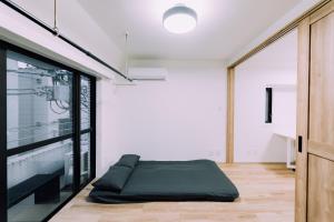 Una habitación con un puf frente a una ventana. en Showa Bloom Shinjuku 3, en Tokio