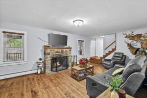 Χώρος καθιστικού στο Cozy Farmhouse - Fireplace, Backyard, BBQ, Games - 3 MIN TO CAMELBACK