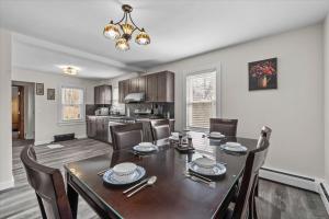 Η κουζίνα ή μικρή κουζίνα στο Cozy Farmhouse - Fireplace, Backyard, BBQ, Games - 3 MIN TO CAMELBACK