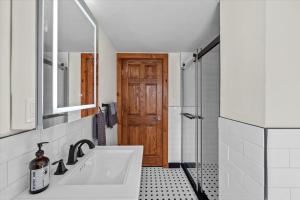 Ένα μπάνιο στο Cozy Farmhouse - Fireplace, Backyard, BBQ, Games - 3 MIN TO CAMELBACK +42 φωτογραφίες