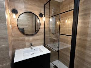 ein Badezimmer mit Waschbecken und Spiegel in der Unterkunft Appartement T2 avec balcon et piscine commune, près des Thermes - FR-1-541-150 in La Roche-Posay + 5 Fotos