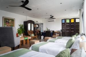 ein Zimmer mit mehreren Betten darin in der Unterkunft The Getaway Bailen in General Emilio Aguinaldo