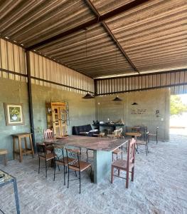 una grande camera con un grande tavolo e sedie in legno di Hotel Pousada Flat Royal Suíte Stander 2 camas box a Itapecerica