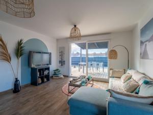 TV a/nebo společenská místnost v ubytování Maison moderne à 6 km de Mimizan pour 6 personnes, ménage inclus - FR-1-50-156