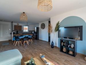 TV a/nebo společenská místnost v ubytování Maison moderne à 6 km de Mimizan pour 6 personnes, ménage inclus - FR-1-50-156 + 5 fotografií