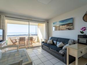ein Wohnzimmer mit Couch und Blick aufs Meer in der Unterkunft Appartement 6 pers., vue océan, Mimizan Plage, parking - FR-1-50-158 in Mimizan