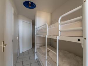 Zimmer mit 2 Etagenbetten in einem Zimmer in der Unterkunft Appartement 6 pers., vue océan, Mimizan Plage, parking - FR-1-50-158 in Mimizan