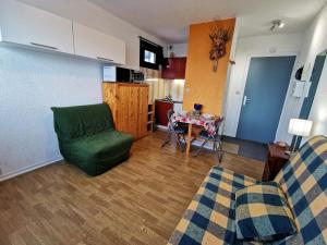 Les AdretsStudio confortable pied des pistes, animaux interdits - FR-1-771-6的客厅配有绿色椅子和桌子