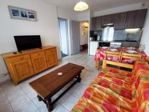 Les Adrets2 Pièces au pied des pistes - Animaux admis - FR-1-771-47的客厅设有带沙发和桌子的厨房