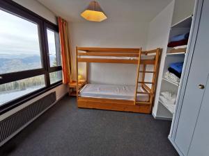 Les Adrets2 Pièces au pied des pistes - Animaux admis - FR-1-771-47的有一张双层床和一扇窗户的房间 更多4张照片