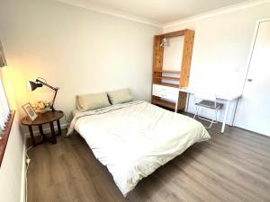 Postel nebo postele na pokoji v ubytování Midvale Cozy House