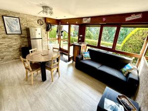 un salon avec un canapé et une table dans l'établissement Appartement avec terrasse, 1 chambre, 6 pers, Wi-Fi et Parking privé - FR-1-836-55, aux Carroz d'Arâches