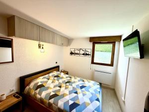 une petite chambre avec un lit et une fenêtre dans l'établissement Appartement avec terrasse, 1 chambre, 6 pers, Wi-Fi et Parking privé - FR-1-836-55, aux Carroz d'Arâches
