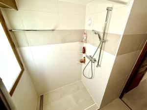 d'une douche à l'italienne avec une porte en verre. dans l'établissement Appartement avec terrasse, 1 chambre, 6 pers, Wi-Fi et Parking privé - FR-1-836-55, aux Carroz d'Arâches 11 autres photos