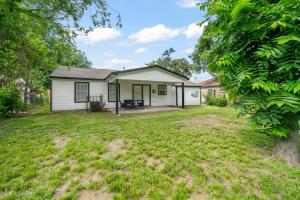 a white house with a yard at Elegant 4BD Near NRG stadium, Downtown in Houston