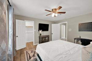 a bedroom with a bed and a ceiling fan at Elegant 4BD Near NRG stadium, Downtown in Houston