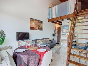 une salle à manger avec une table et un canapé dans l'établissement Vieux Boucau: Appartement avec balcon pour 4 pers. - FR-1-857-18, à Vieux-Boucau-les-Bains