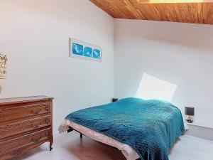 une chambre avec un lit et une commode en bois dans l'établissement Vieux Boucau: Appartement avec balcon pour 4 pers. - FR-1-857-18, à Vieux-Boucau-les-Bains