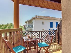 un patio avec une table et des chaises sur un balcon dans l'établissement Vieux Boucau: Appartement avec balcon pour 4 pers. - FR-1-857-18, à Vieux-Boucau-les-Bains