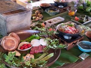 une table recouverte de beaucoup de différents types de légumes dans l'établissement Kasamatsutei - Vacation STAY 73449v, à Shimizu