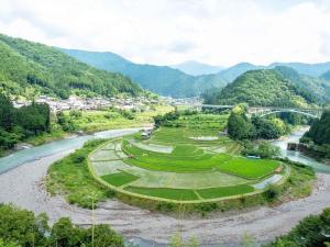vue aérienne d'un terrain de golf au bord d'une rivière dans l'établissement Kasamatsutei - Vacation STAY 73449v, à Shimizu